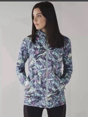 Lululemon Miss Misty Jacket || Iridescent Multicolor
Lightweight Rain Size 6 EUC